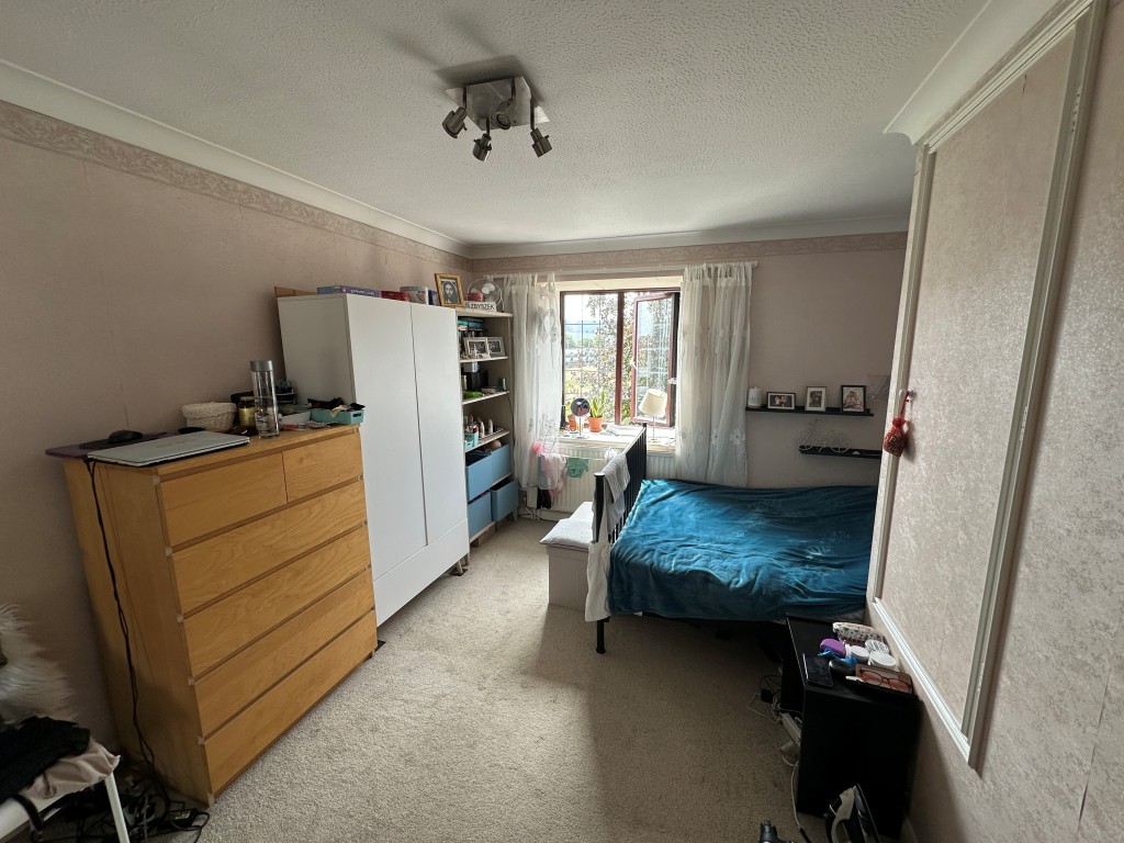 Lot: 132 - TWO-BEDROOM END-TERRACE PROPERTY FOR INVESTMENT - Main Bedroom